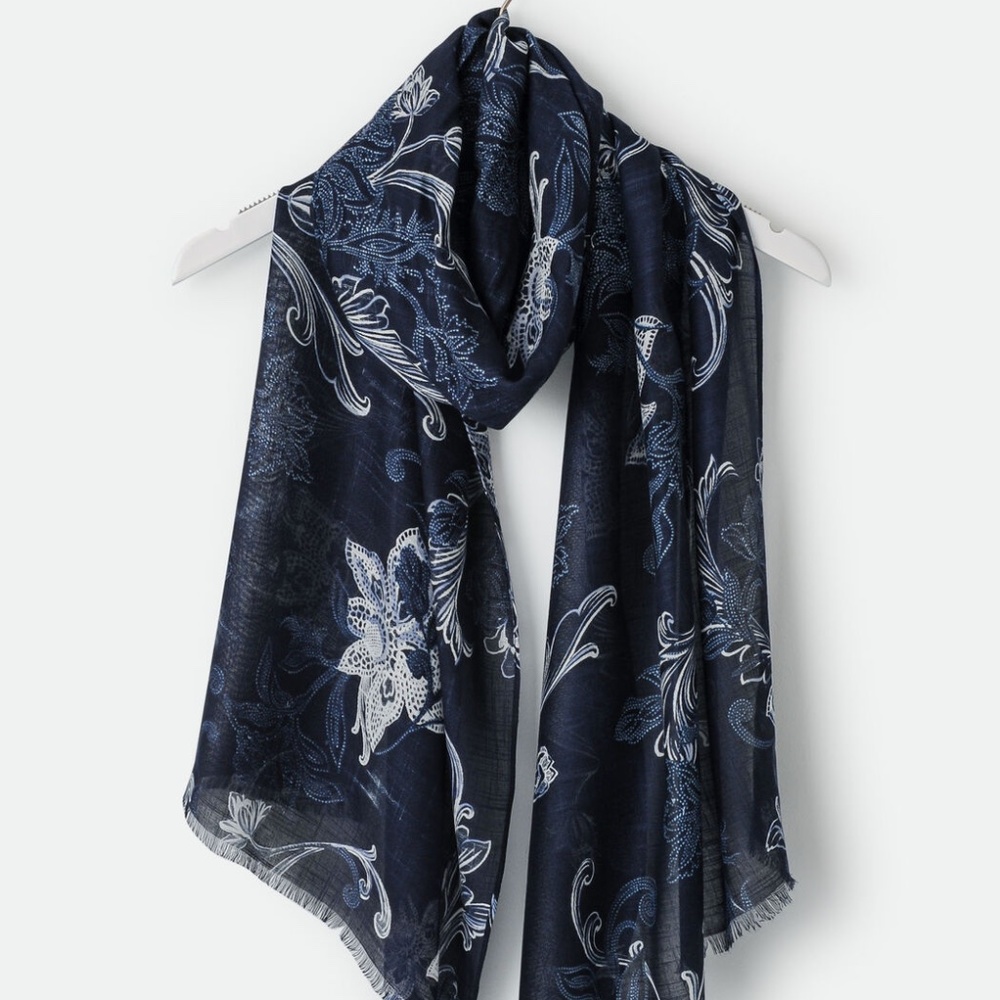 2 items for $15 🎄 Etched Floral Print Scarf